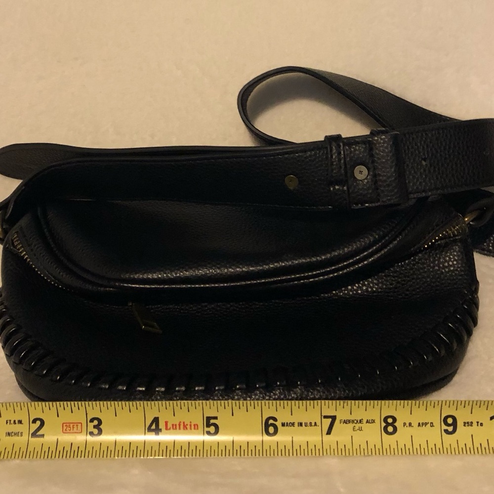 Chic Black Crossbody Bag with Stitch Detail - Picture 6 of 7